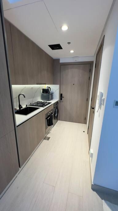 Apartment New! Modern Cosy Laya Heights Dubai
